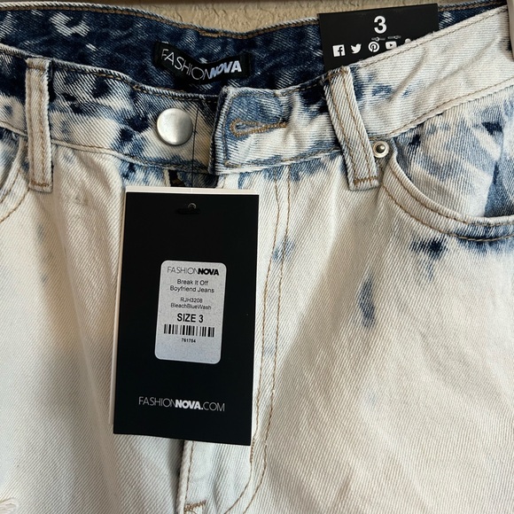 NEW Bleach Blue Wash Distressed Jeans Size 3 from Fashion Nova - Picture 10 of 11